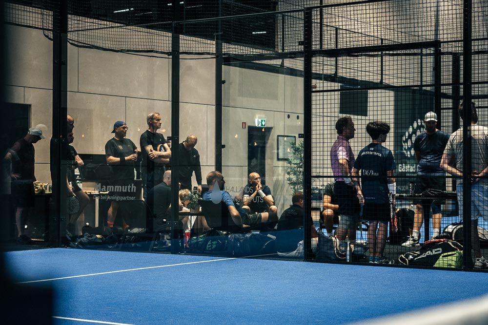 padel-natverk-1000px Personer i grupp på en padelbana